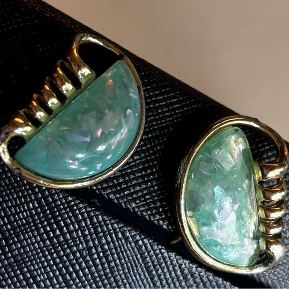 Vtg Retro Coro Earrings Green Confetti Lucite Moonstone Half Moon Silver Tone - Picture 5 of 9